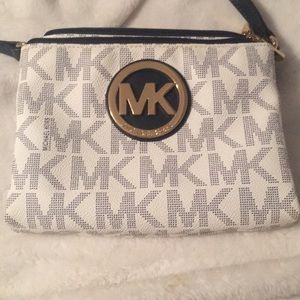 ✨ Michael Kors Navy and white Crossbody ✨